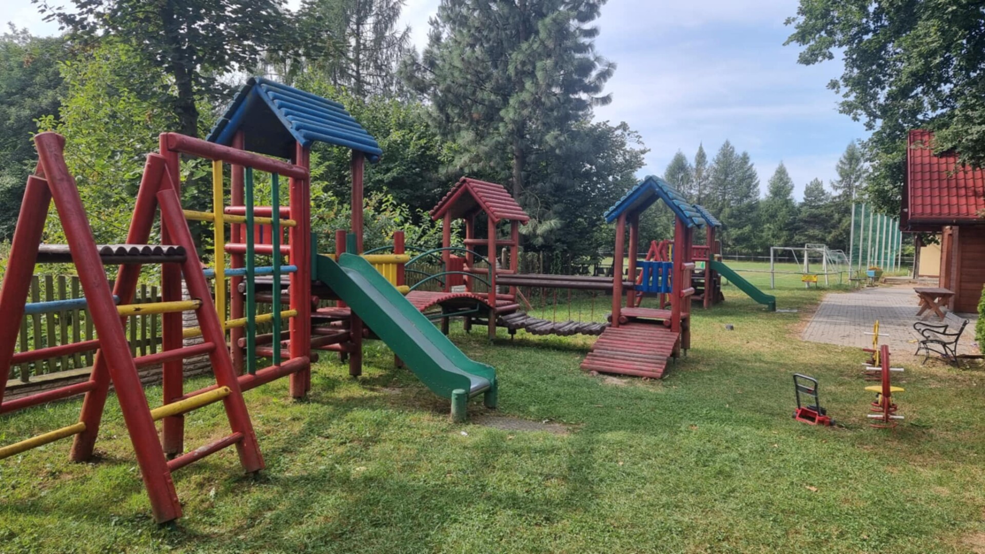 Dostęp do nowoczesnej infrastruktury rekreacyjnej nie powinien kończyć się na granicy Skoczowa. Wiejskie place zabaw do remontu