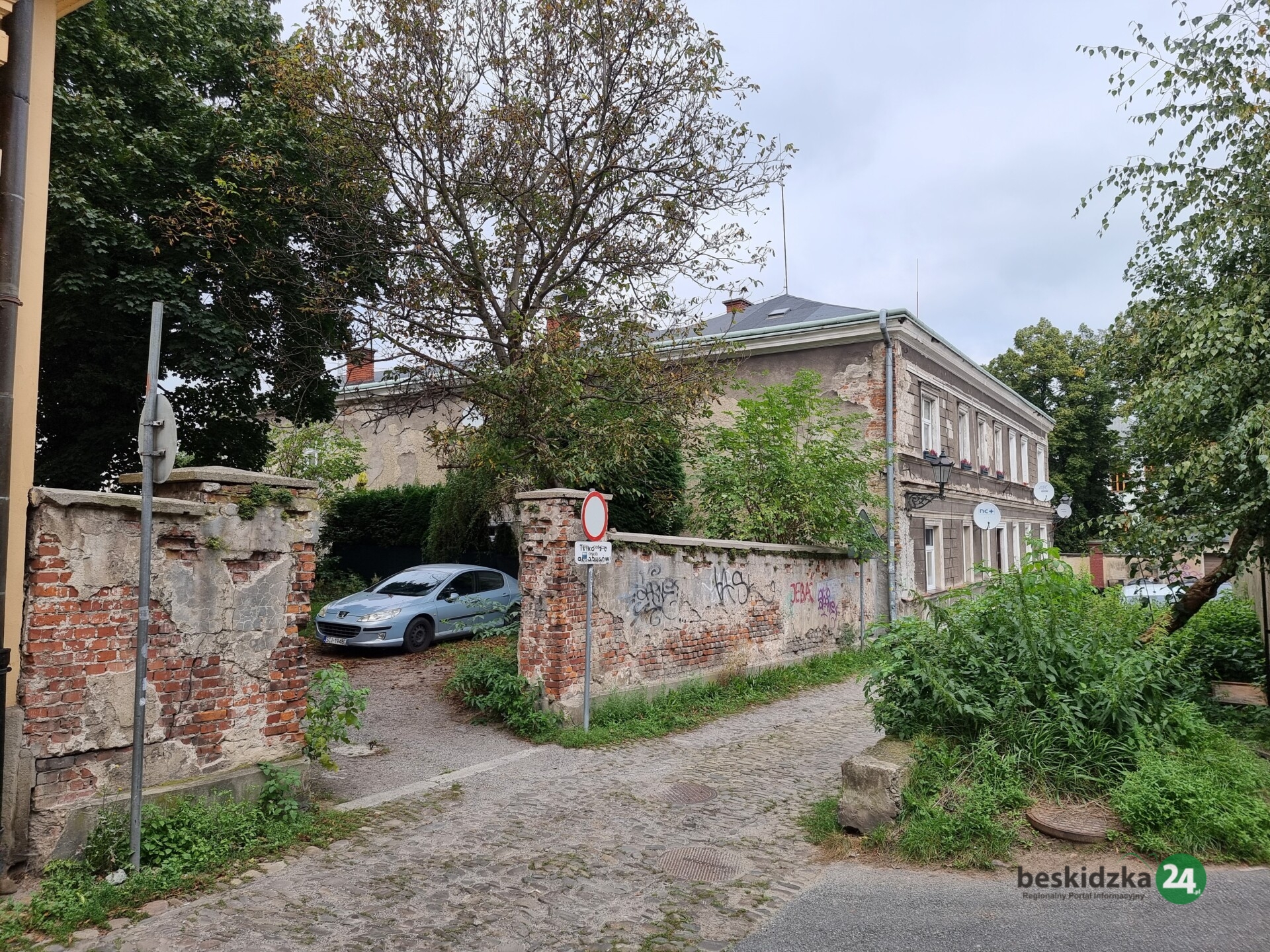 Mieszkańcy ul. Kiedronia mają dość libacji. Podwórko strachu w centrum Cieszyna