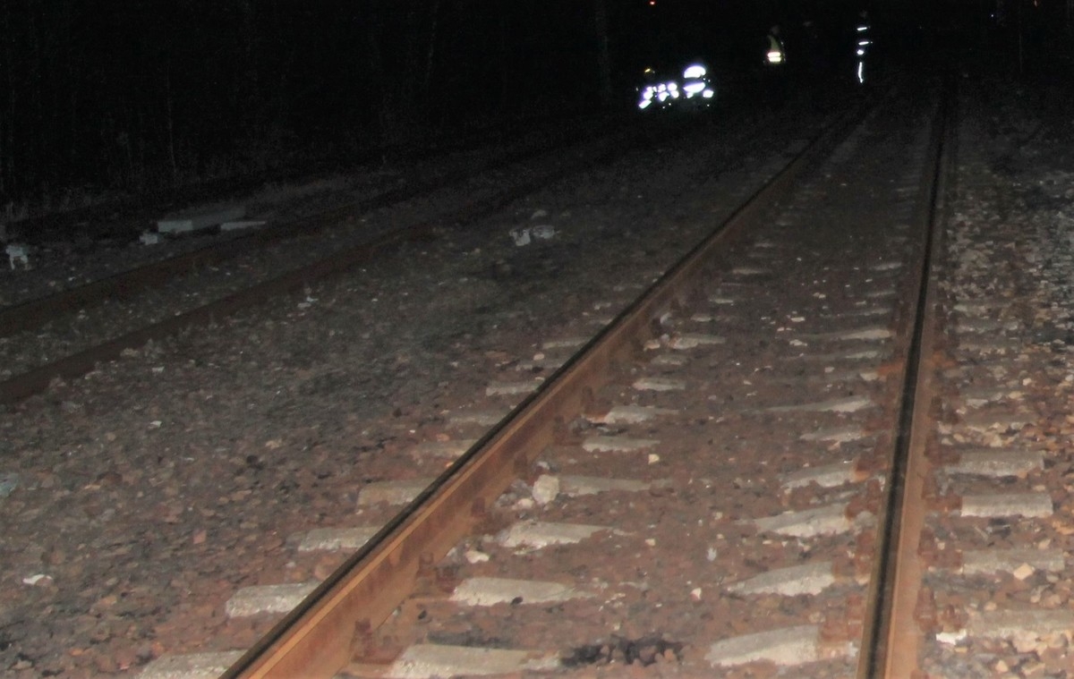 Pijana chodziła po torowisku. Zareagowali świadkowie