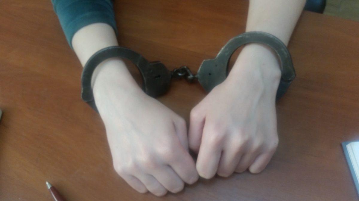 Agresywna 29-latka zatrzymana przez oświęcimską policję. Groziła, iż zabije sąsiadkę