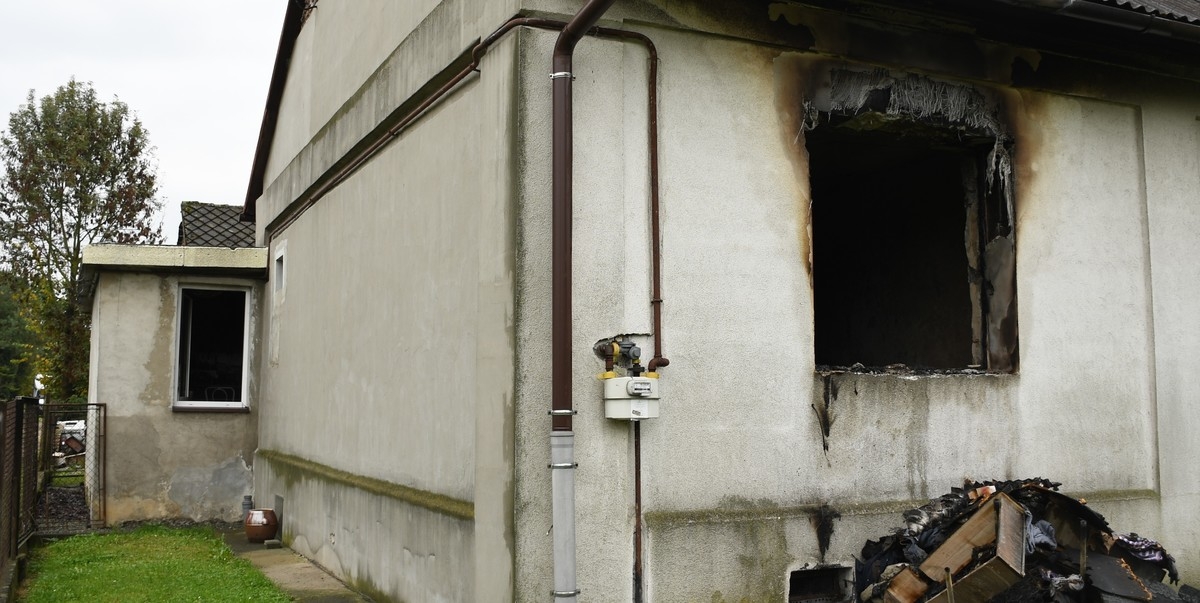 Bohaterska akcja w Włosienicy. Policjanci i mieszkańcy uratowali małżeństwo z płonącego domu