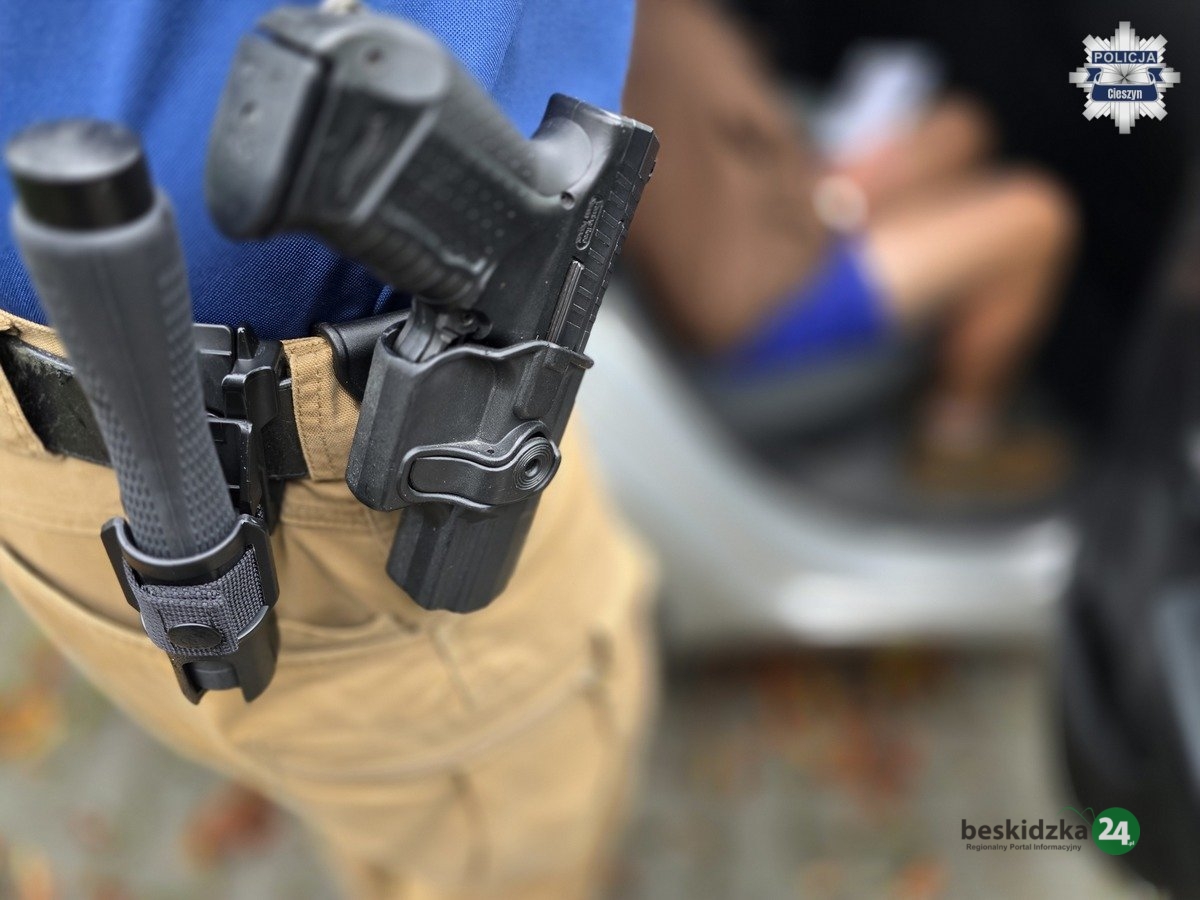 Zginęła w swoim domu. Policjanci z Cieszyna dopadli podejrzanych o zabójstwo seniorki | FOTO