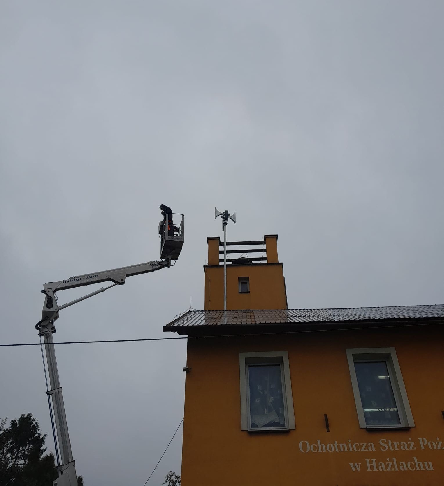 Nowa syrena na dachu remizy OSP w Hażlachu