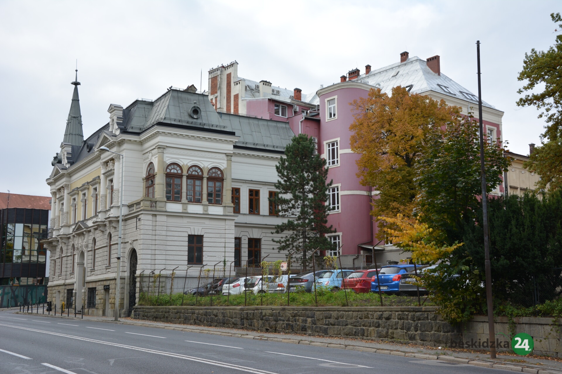 Ogrodzenie sądu do remontu. Siatkę zastąpią stylowe przęsła