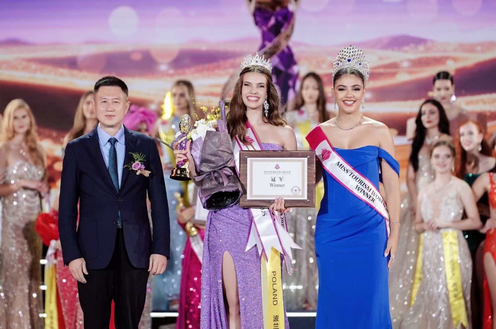 Pierwsza Polka z koroną światowego konkursu. Karolina Piksa z Zebrzydowic Miss Tourism World 2025!