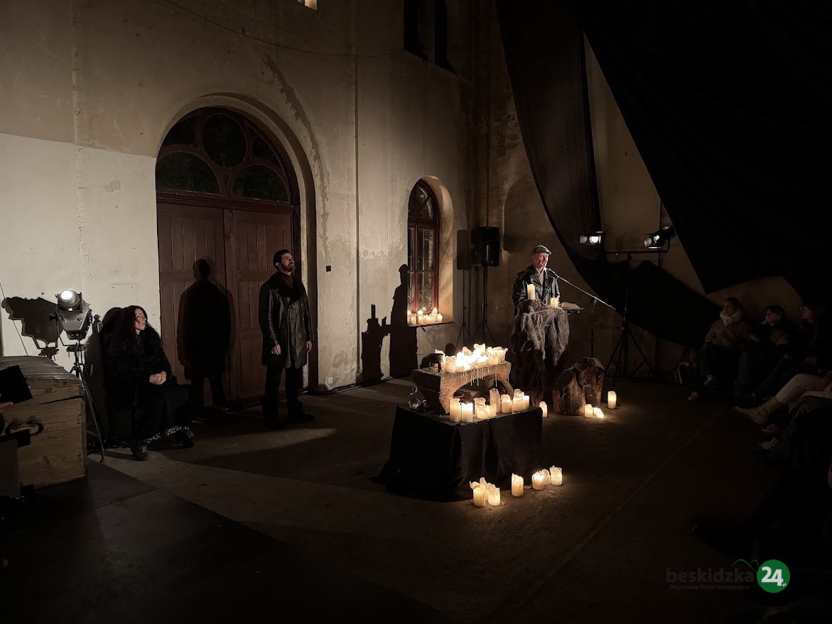 Pełna sala i dreszcz emocji – bielszczanie zachwyceni „Dziadami” na cmentarzu