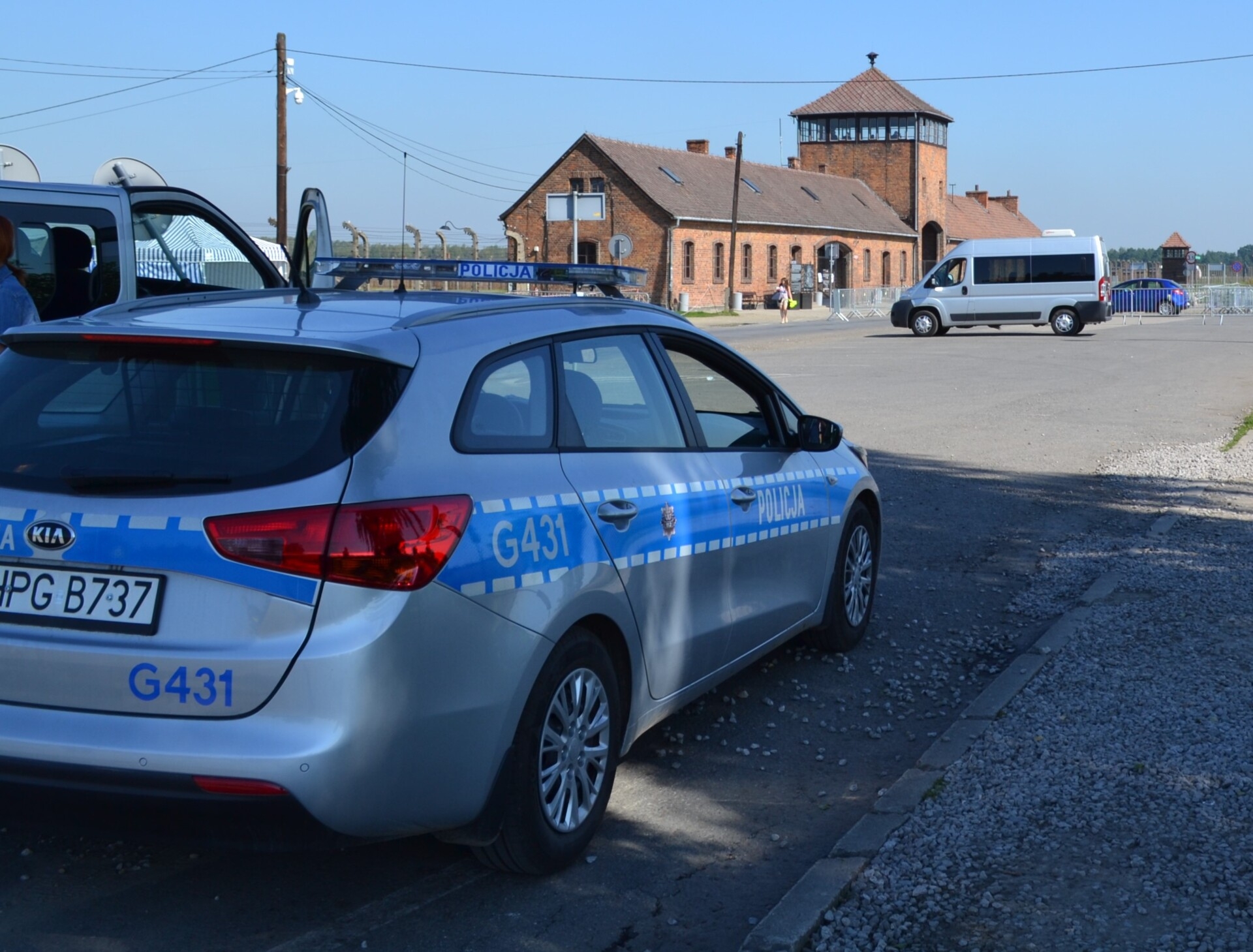 Turyści z Albanii z zarzutami propagowania nazizmu. Hajlowali na terenie obozu w Brzezince