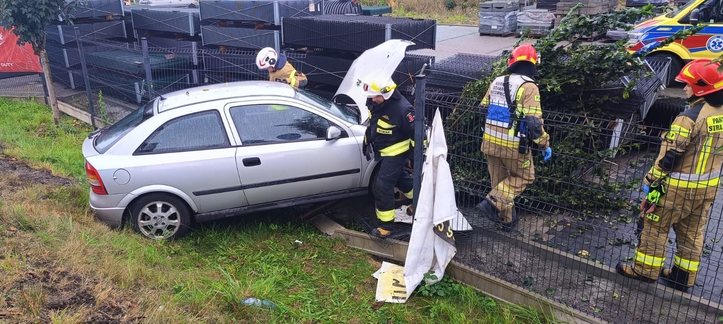 Opel uderzył w ogrodzenie po wymuszeniu pierwszeństwa