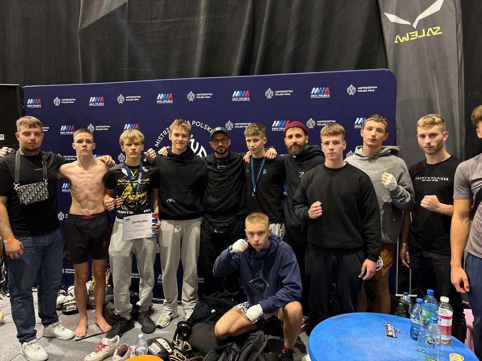 Bielsko-Biała triumfuje na Mistrzostwach Polski MMA! Sześć medali dla młodych wojowników