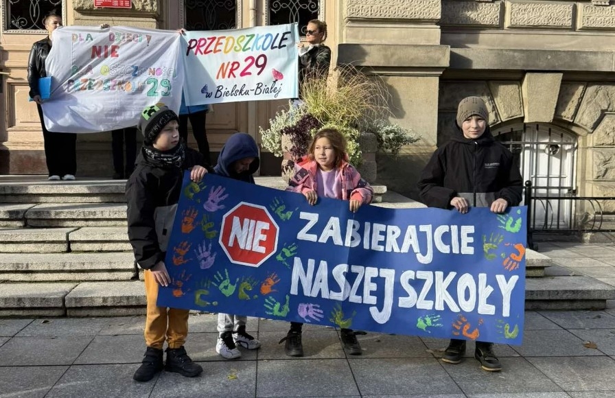 Sesja pełna emocji. Radni przegłosowali reorganizację szkół i przedszkoli