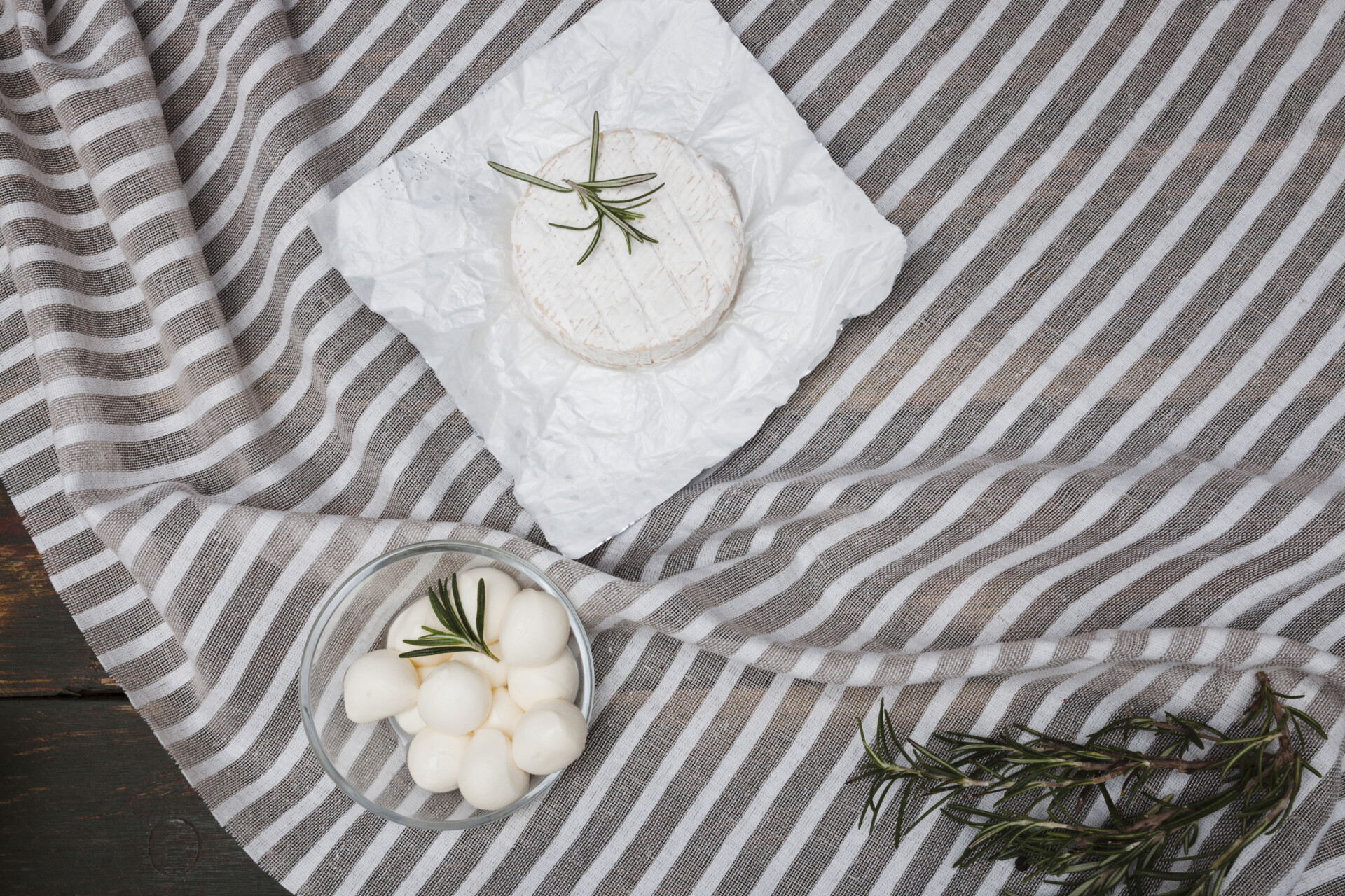 Od okna do stołu – Jak stworzyć spójną aranżację wnętrza z lnianych tekstyliów