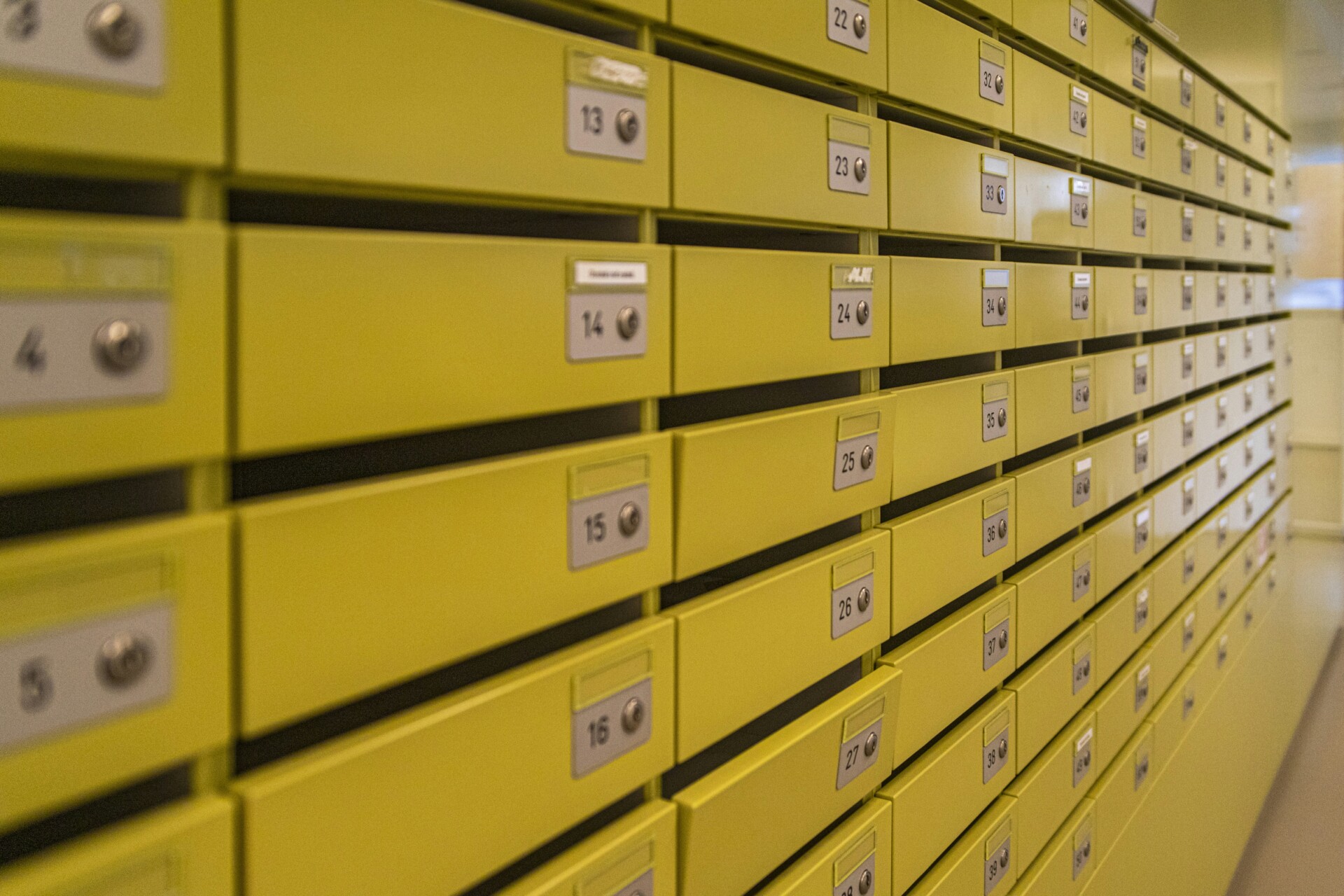 Archiwizacja akt w urzędach – jaka jest rola regałów przesuwnych w spełnianiu wymagań prawnych