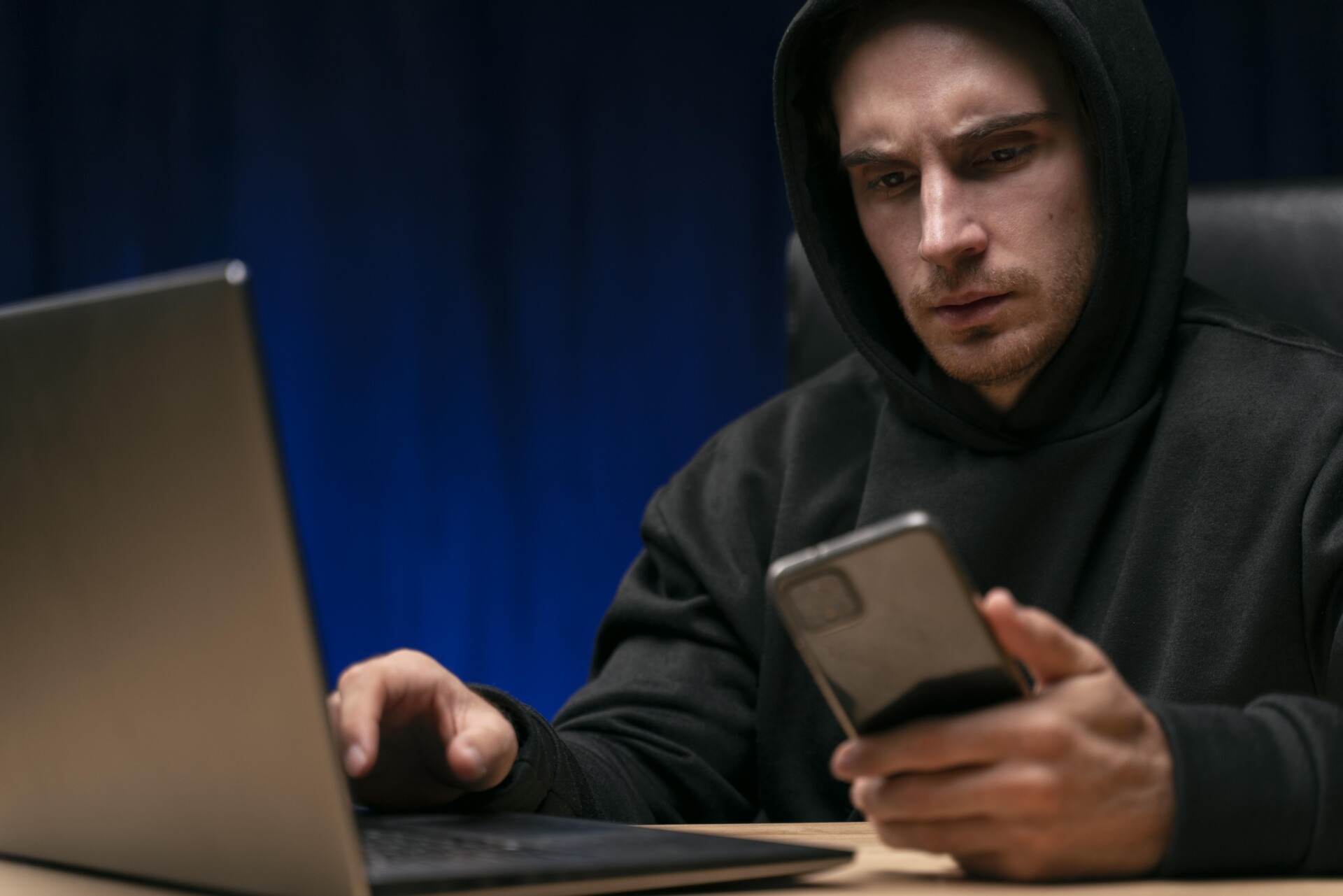 W internecie coraz trudniej odróżnić prawdę od kłamstwa. Przekonała się o tym 55-latka, straciła 300 tys. zł