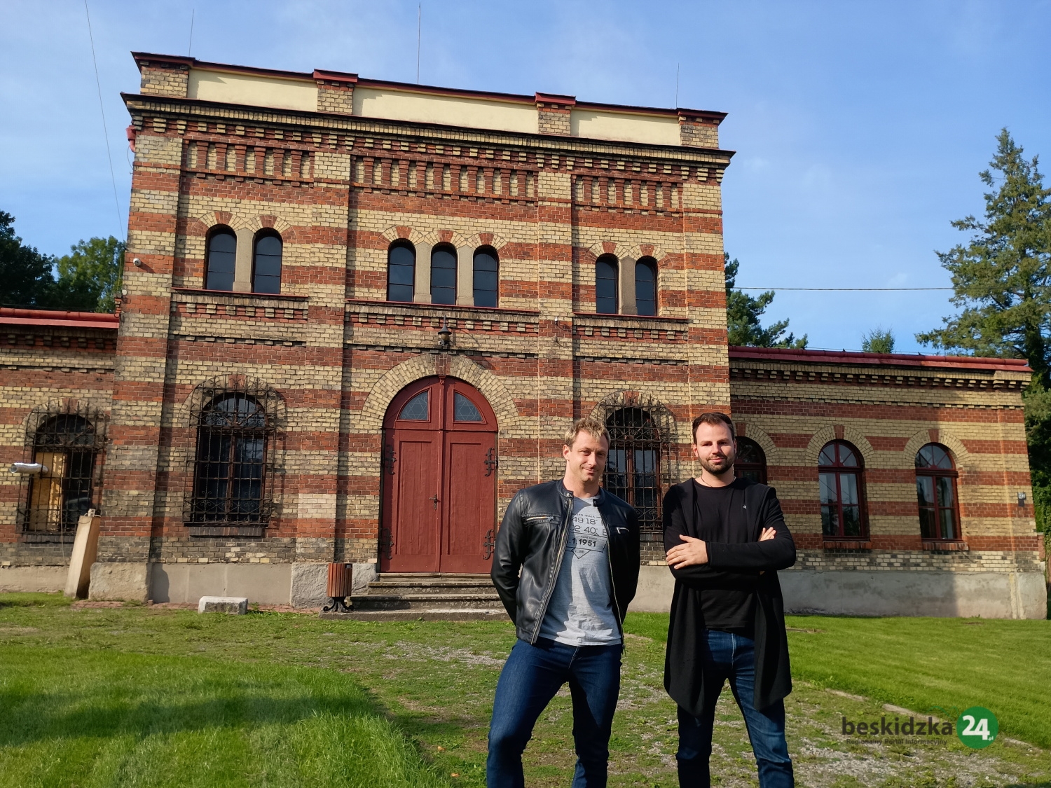 Niepowtarzalny klimat, zaangażowanie aktorów i emocje widzów. O fenomenie bielskich „Dziadów”