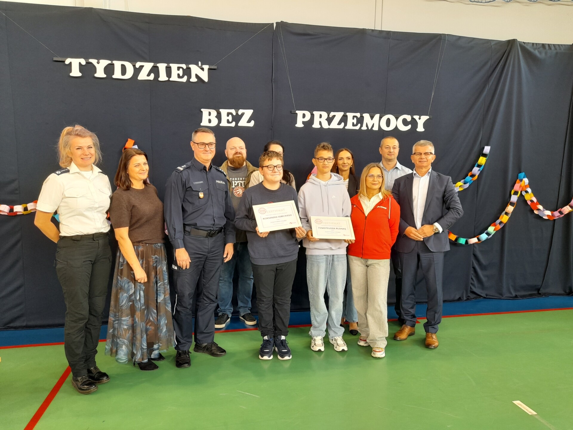 Znaleźli kocięta w koszu na śmieci. Uratowali im życie