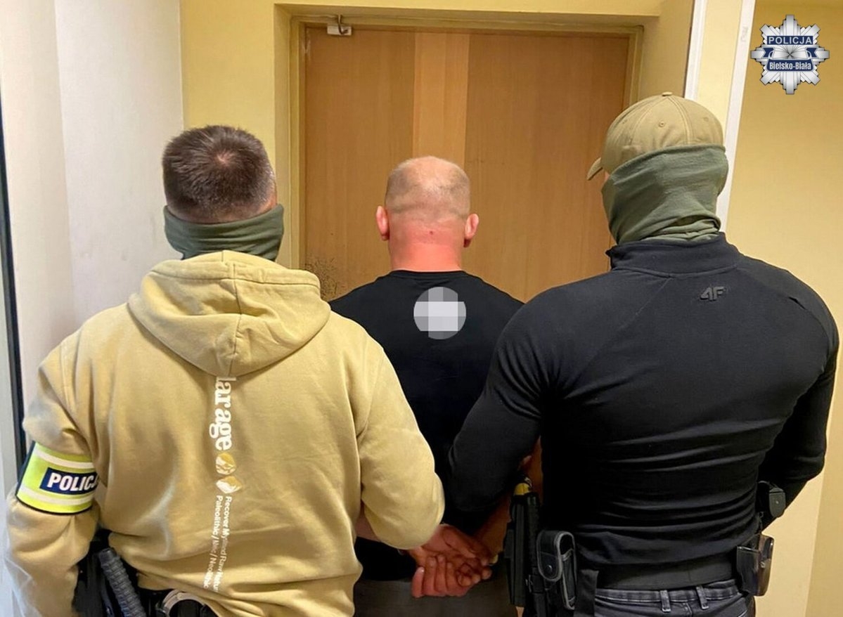 Na widok policjantów rzucił się do ucieczki. Miał powód