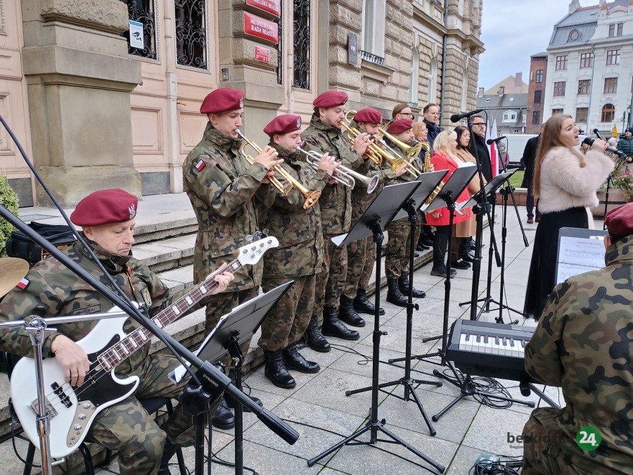 Bielszczanie wspólnie odśpiewali hymn. niedługo dalsze uroczystości