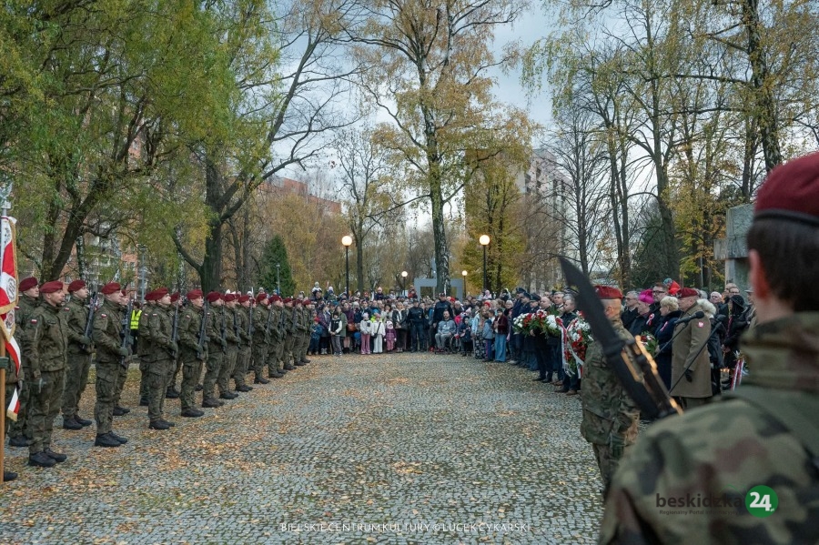 Nieśli wielką flagę przez miasto. Mieszkańcy oddali hołd bohaterom na cmentarzu wojskowym