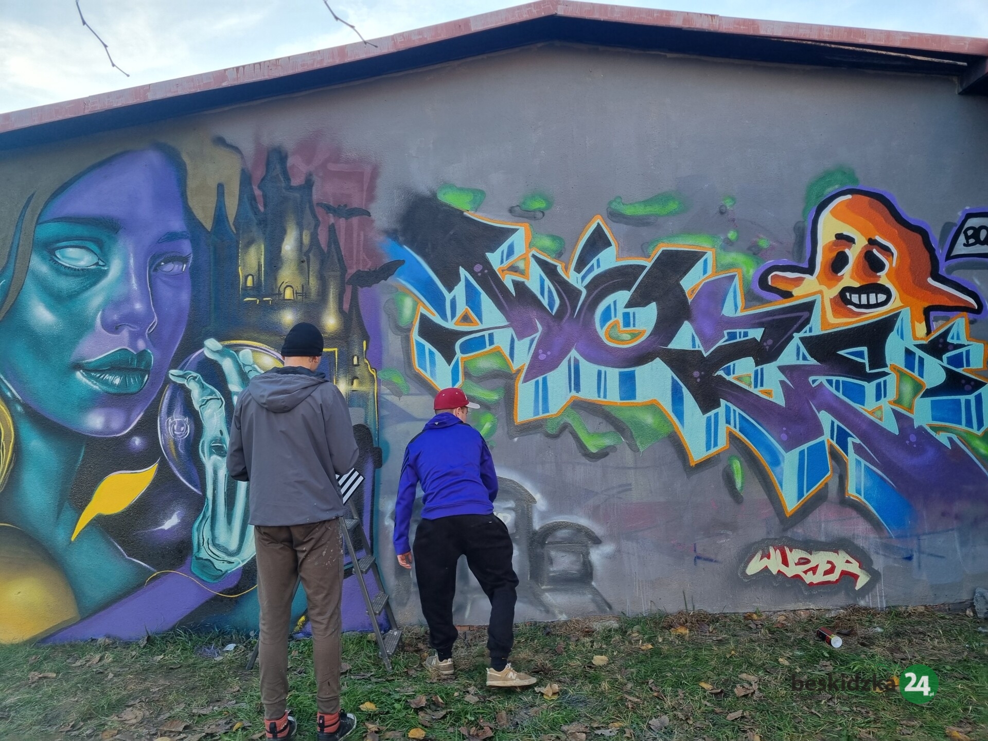 Artyści uliczni ozdobili garaże w Żywcu motywami Halloween i góralszczyzny | ZDJĘCIA