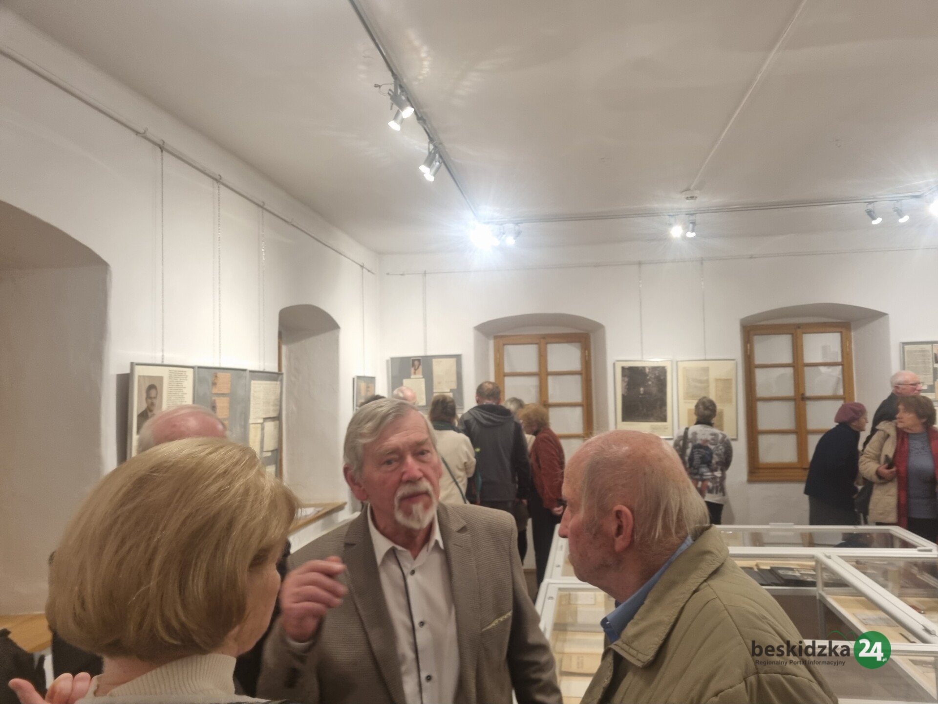Wiła. Ks. biskup Andrzej Wantuła – był wernisaż, jest wystawa | ZDJĘCIA