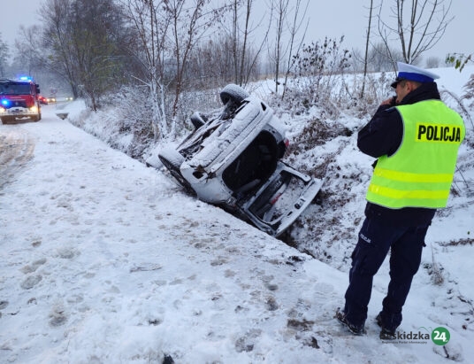 Międzyrzecze Dolne: Dachowanie taksówki. Dwie osoby zabrane do szpitala | ZDJĘCIA