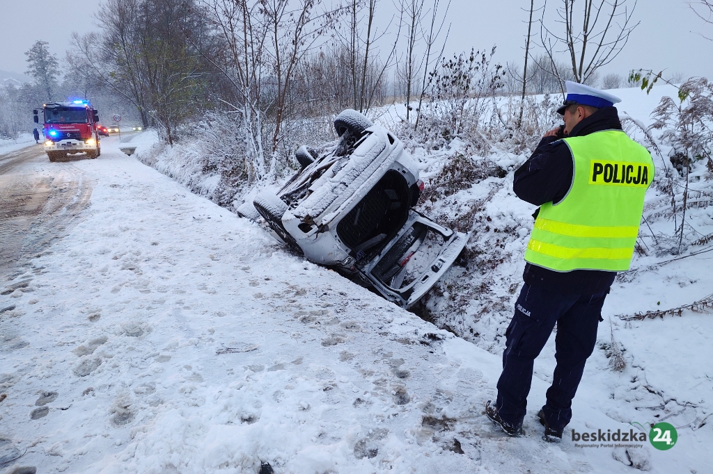 Z ostatniej chwili: Międzyrzecze Dolne: Dachowanie taksówki. Trudne warunki drogowe – foto