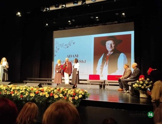 Kierownik zespołu „Żywczanie” z nagrodą