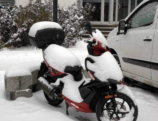 Motorowerzysta z sądowym zakazem zatrzymany w zimowej aurze