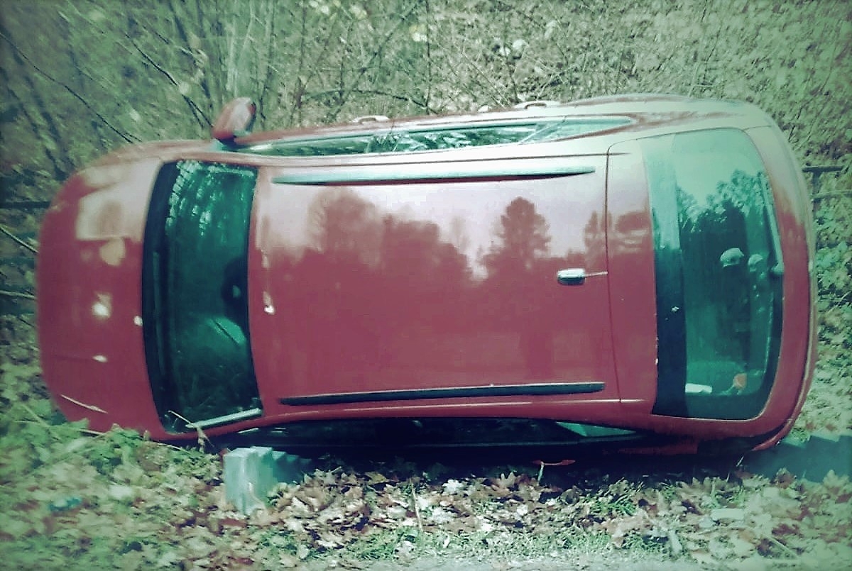 Pijany kierowca wjechał do rowu. Miał ponad 2,8 promila alkoholu