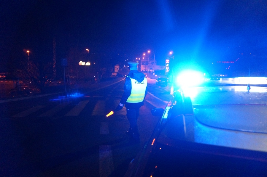 Autobus w rowie. Droga jest całkowicie zablokowana