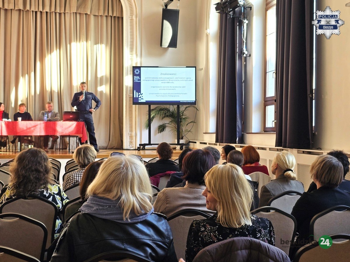 Policjanci podsumowali debatę o uzależnieniach i poruszyli temat hejtu wśród młodzieży