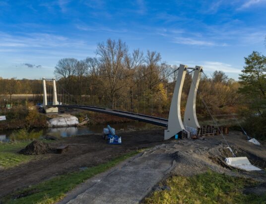 Kończą się tegoroczne prace przy budowie kładki na Olzie w Pogwizdowie