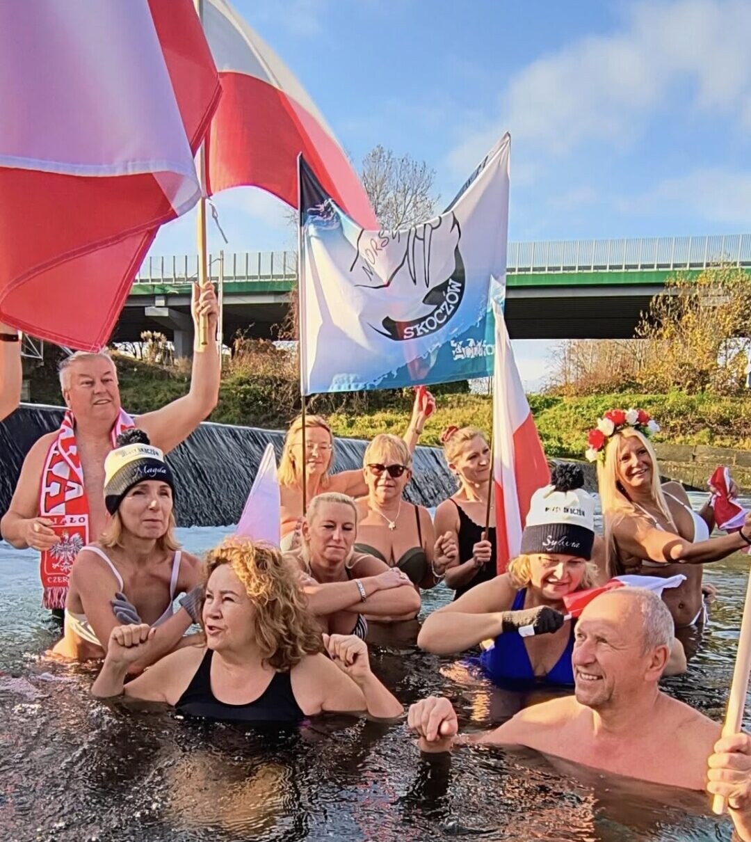 Biało-czerwone morsowanie. Skoczowscy zimnolubni radują się z Niepodległej