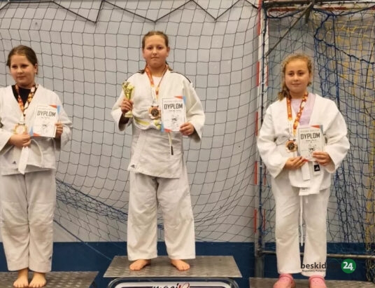 Emilia Siekierka ze złotym medalem podczas zawodów judo w Radzionkowie