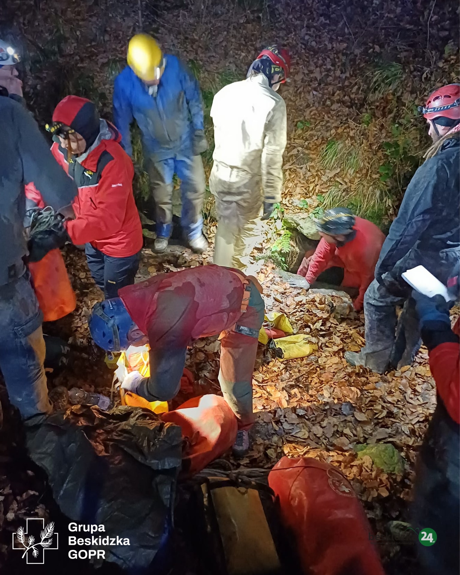 Akcja ratunkowa w Jaskini Salmopolskiej. Ponad 20 ratowników wyciągało mężczyznę