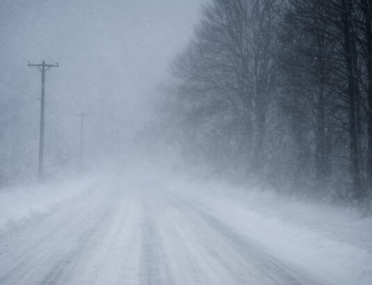 Trudne warunki na drogach! Silny wiatr i zamiecie w Bielsku-Białej i okolicach