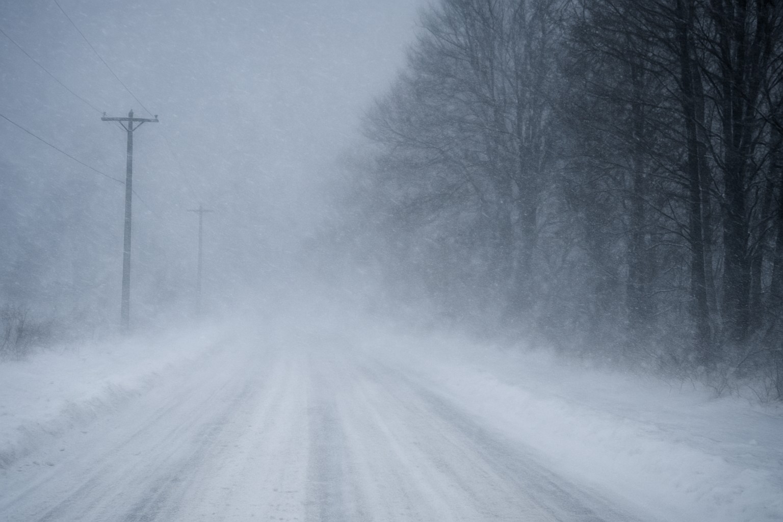 Trudne warunki na drogach! Silny wiatr i zamiecie w Bielsku-Białej i okolicach