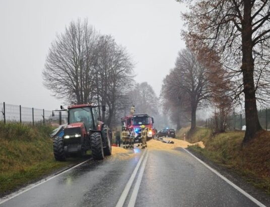 Z ostatniej chwili: DK 44 w Przeciszowie zablokowana. Na jezdnię wysypała się kukurydza