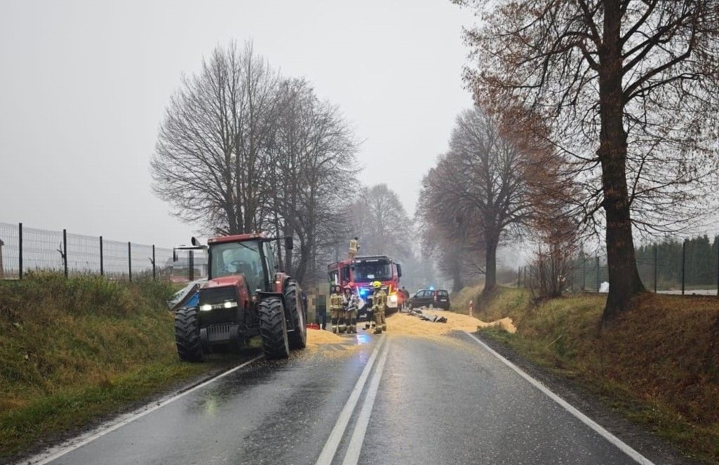 Z ostatniej chwili: DK 44 w Przeciszowie zablokowana. Na jezdnię wysypała się kukurydza