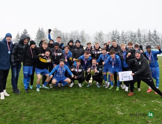 Udany rewanż ustronian. Kuźnia z Pucharem Polski skoczowskiego Podokręgu | ZDJĘCIA