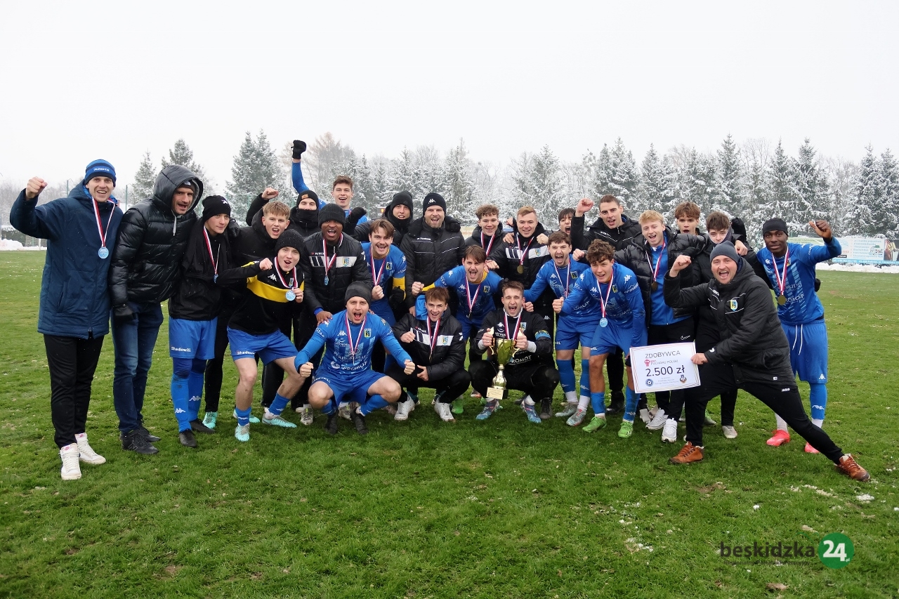 Udany rewanż ustronian. Kuźnia z Pucharem Polski skoczowskiego Podokręgu | ZDJĘCIA