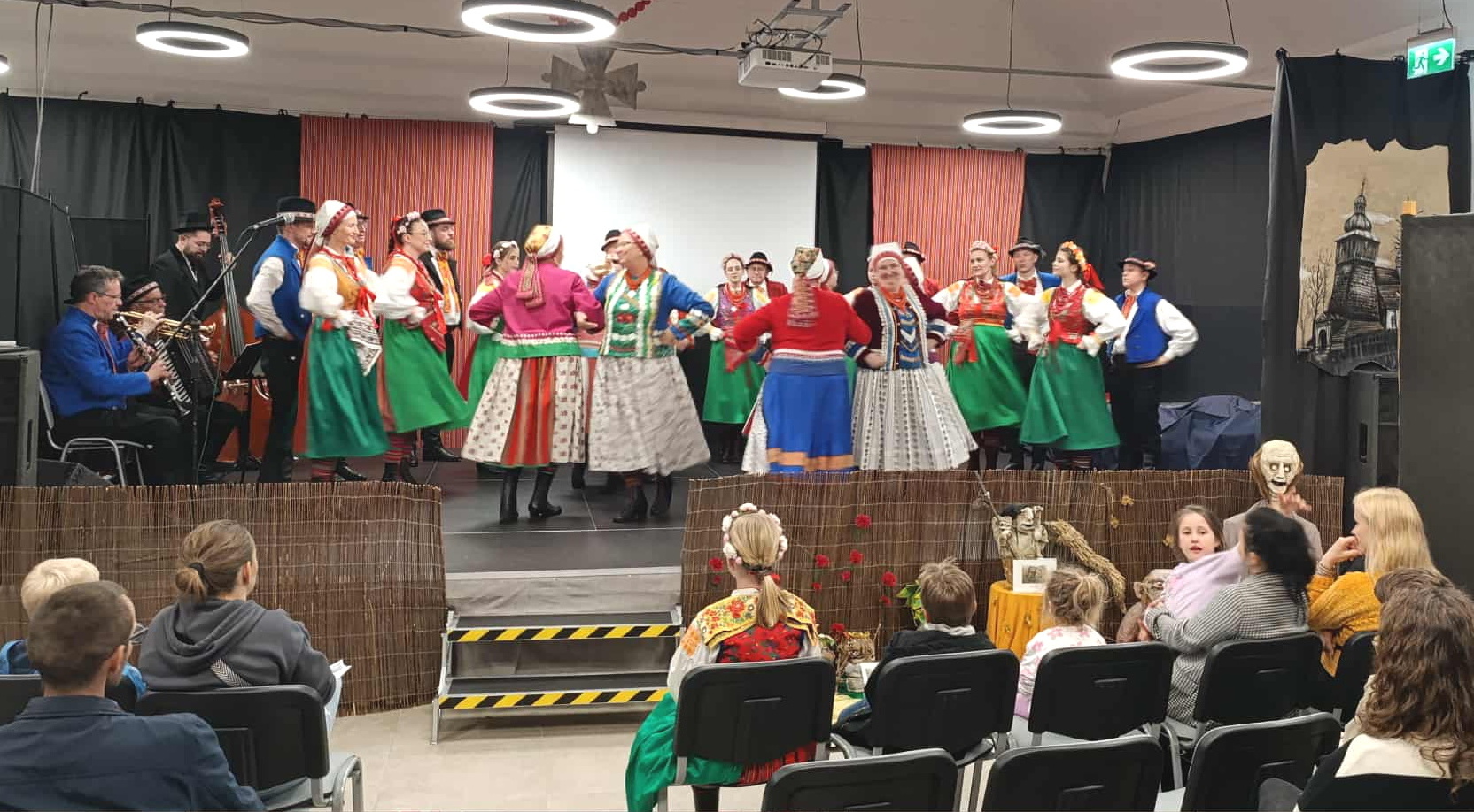 Gmina Wilamowice: koncert, spektakl komediowy i… słownik języka wilamowskiego