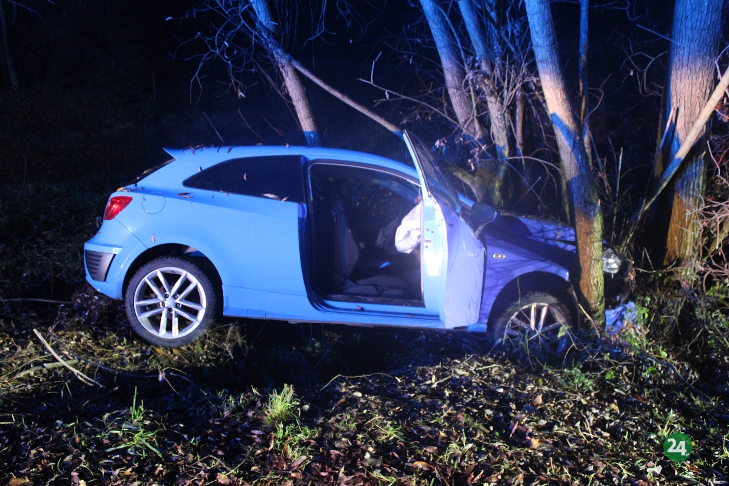 Nocny wypadek. Wypadł z drogi i uderzył w drzewa