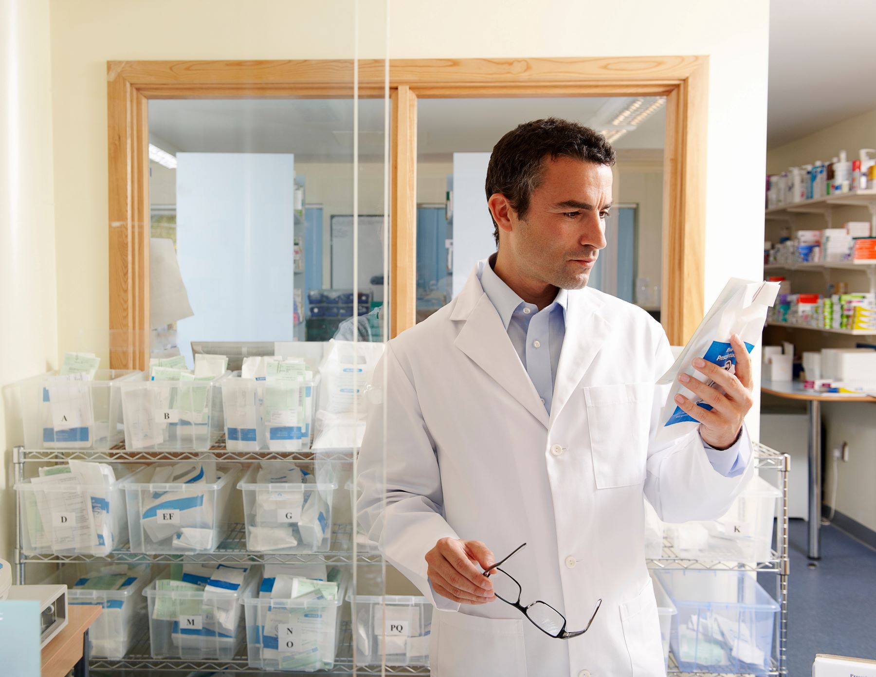 Jakie możliwości dają szkoły medyczne? Od opiekuna do masażysty – zawody z przyszłością