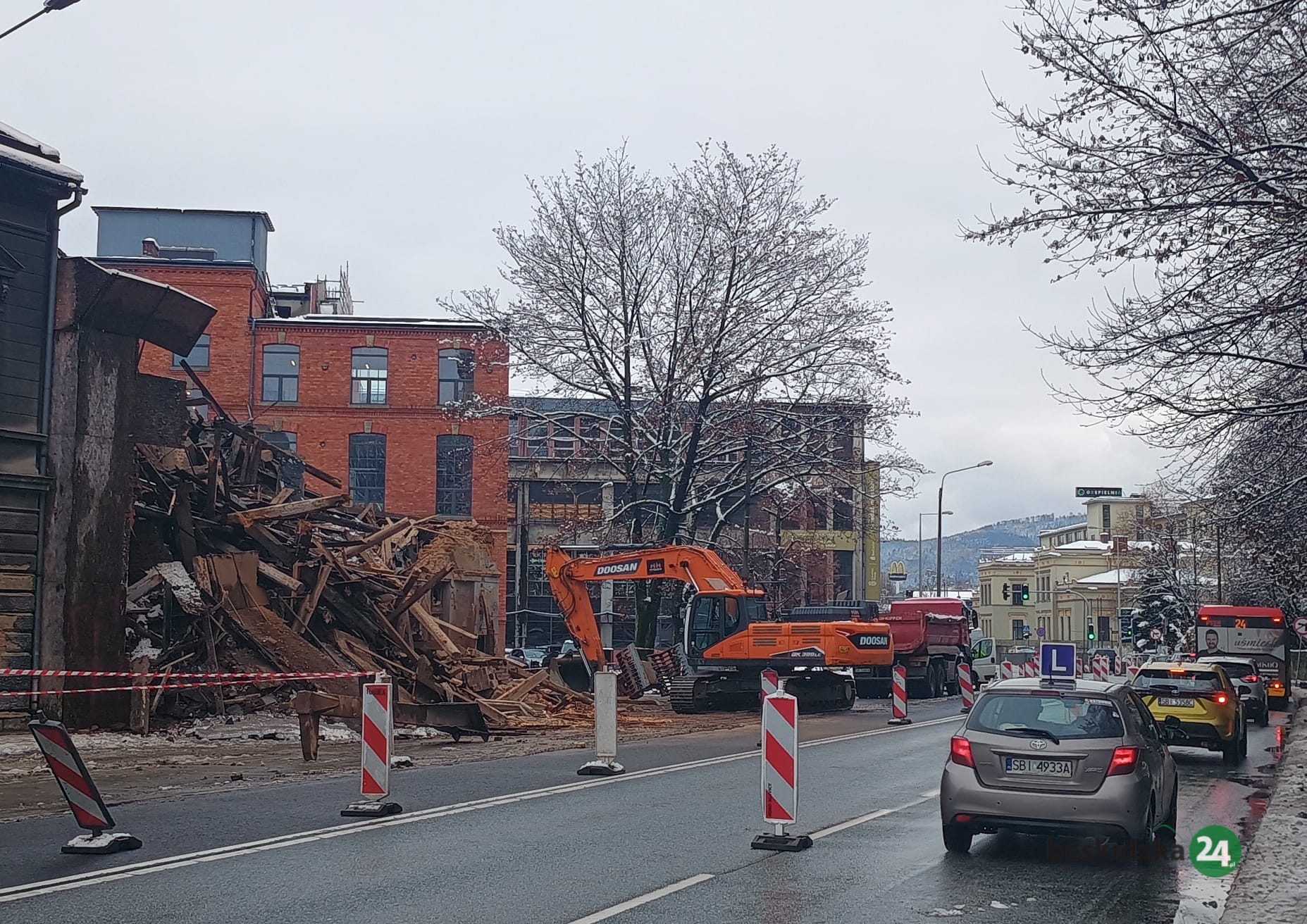 Została sterta gruzu. Porządki po zawalonej kamienicy