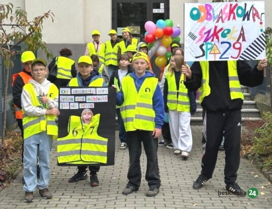 Noś odblaski, bądź widoczny. Uczniowie SP nr 29 doskonale to hasło znają