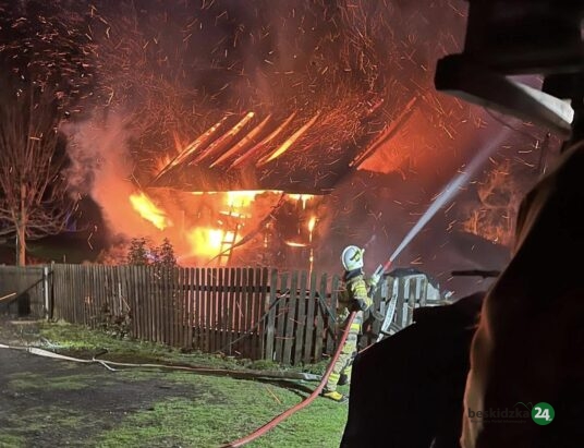 Pożar budynku gospodarczego w Rycerce Dolnej – ZDJĘCIA