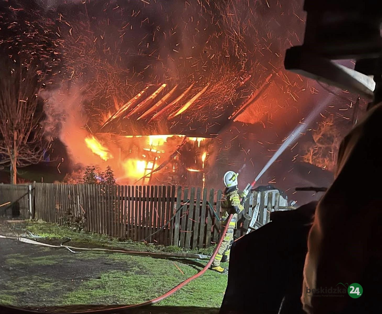 Pożar budynku gospodarczego w Rycerce Dolnej – ZDJĘCIA