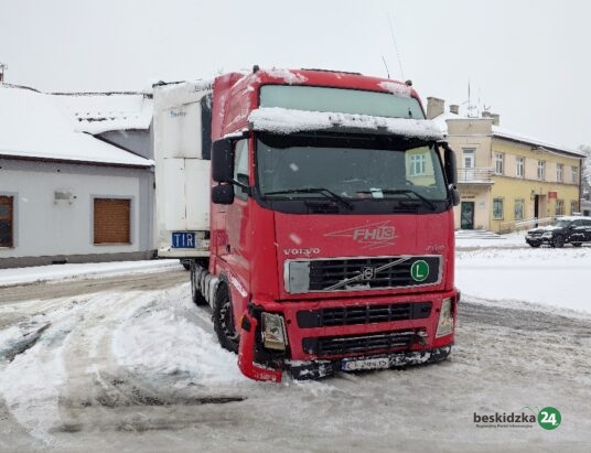 Kolizja ciężarówki na rondzie. Utrudnienia w ruchu | FOTO