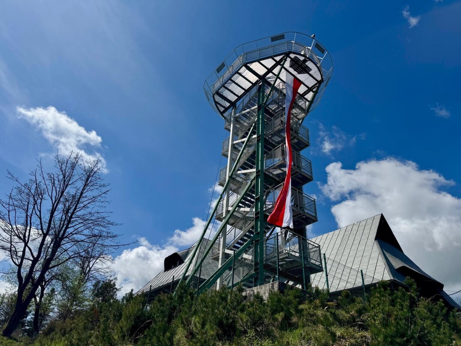 Biało-czerwona zawisła na Szyndzielni. Największa flaga powiewa w Beskidach